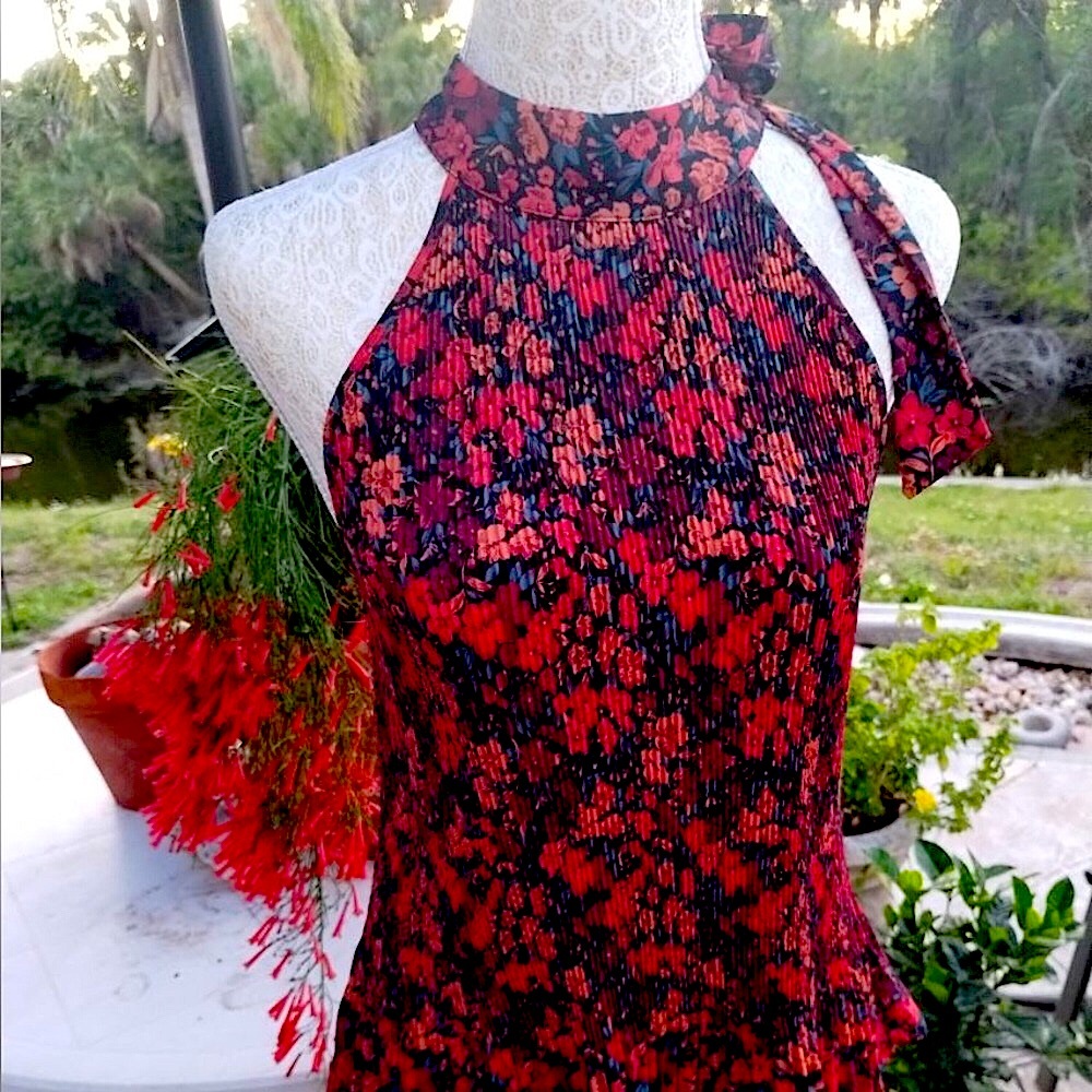 PLEIONE SMALL TOP 🌺 FEMININE
SLEEVELESS BLOUSE 🎀
BEAUTIFUL FLORAL PRINT💐